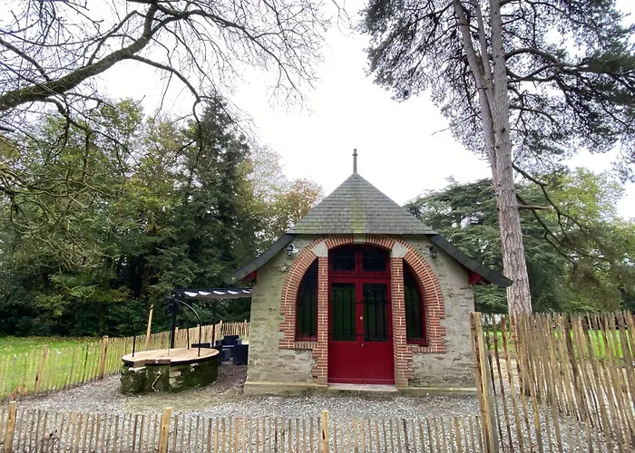 Le Chateau De John Miles Au Bord De L\'Eau