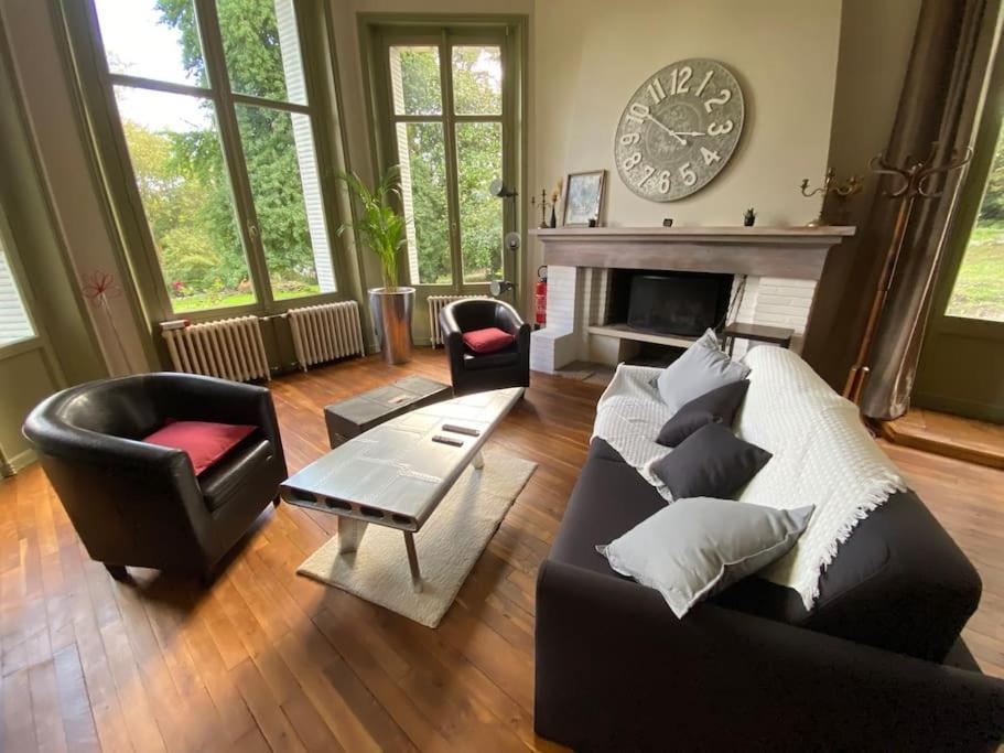 Holiday home Le Chateau De John Miles Au Bord De L'eau Suce-sur-Erdre