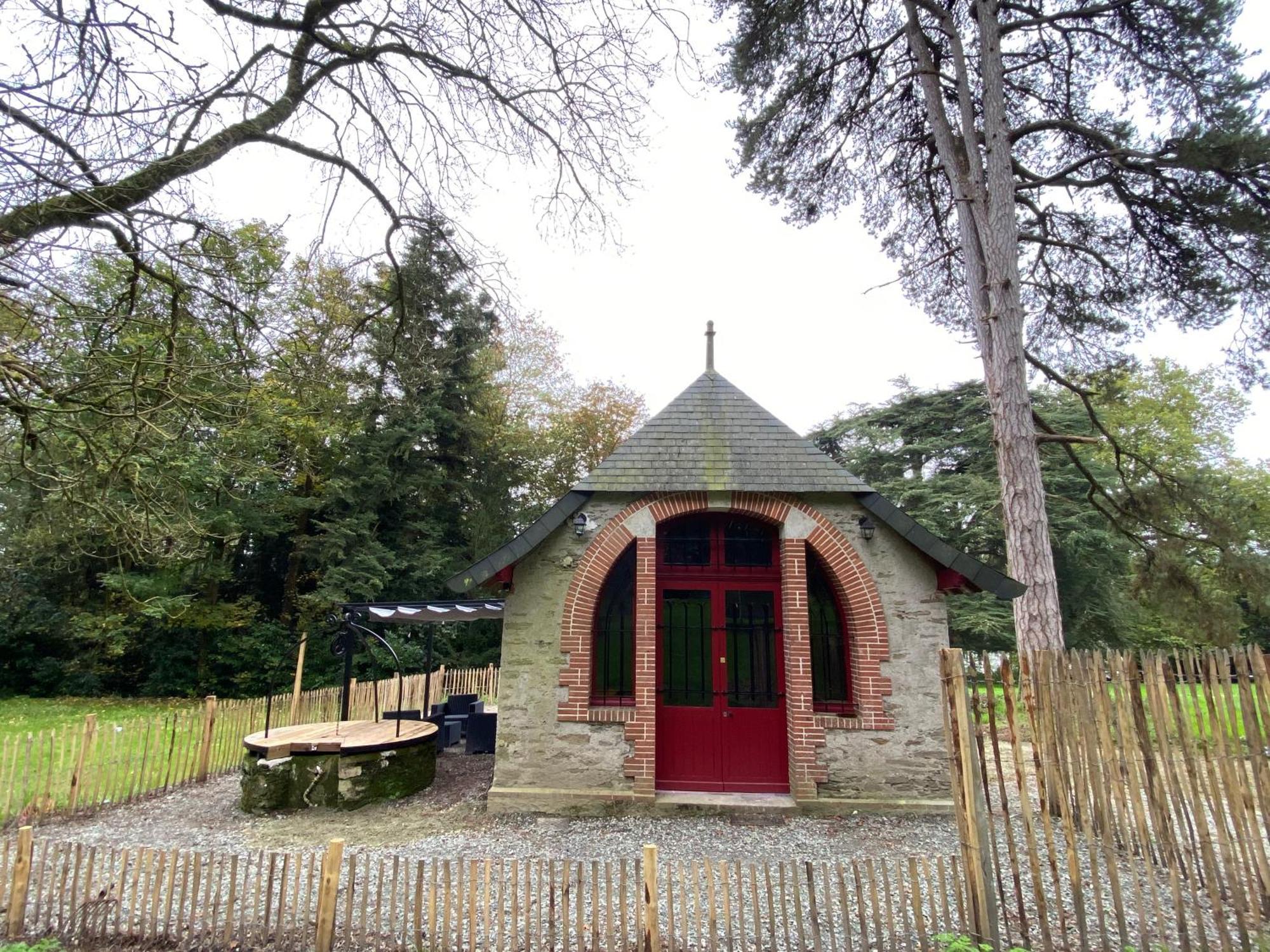 Le Chateau De John Miles Au Bord De L'eau